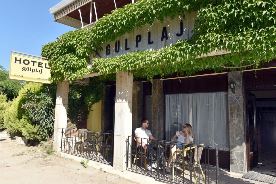 Sarmaşıklarla kaplı Hotel Gülplaj tabelası ve otel girişi.
