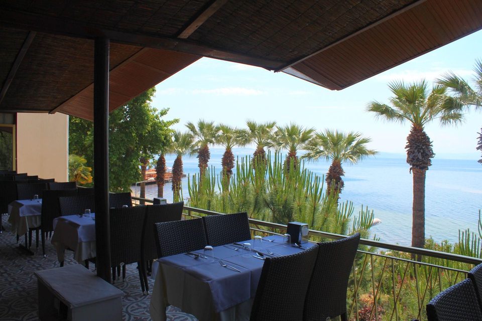 Denize bakan üstü kapalı restoran terası.