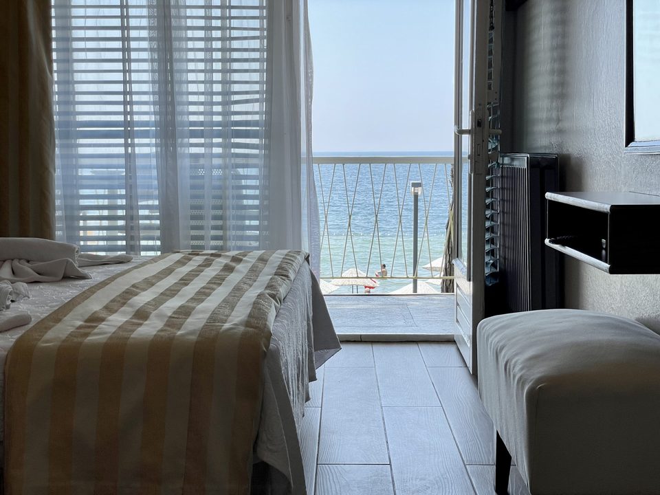 Gülplaj Hotel’in deniz manzaralı odası