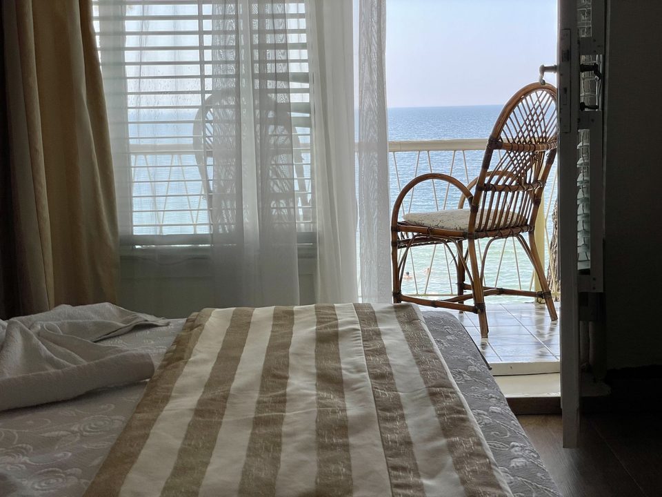 Balkon ve deniz manzaralı yatak bölümü.